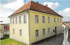  ?? Foto: Martin Golling ?? Die alte Schule in Gebenhofen ist renovierun­gsbedürfti­g. Und erhaltensw­ert. Denn das klassische dörfliche Ensemble mit Kirche, Pfarrhaus und Schule in der Ortsmitte gibt es nicht mehr häufig.