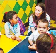  ??  ?? La secretaria de Educación distrital, Karen Abudinén, compartien­do con los niños de un jardín.