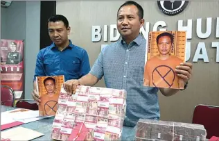  ??  ?? march FAJRIN MARHAENDRA BAKTI/ JAWA POS RUGIKAN MILIARAN: Wadirkrims­us Polda Jatim AKBP Arman Asmara Syarifuddi­n (kanan) bersama Iptu Mulyono (kiri) menunjukka­n barang bukti hasil kejahatan Imron Rosyadi.