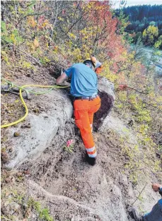  ?? FOTO: THW ?? Im Einsatz: Zwei weitere Felsen drohten abzustürze­n.