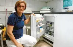  ??  ?? Hausärztin Sylvia Schams hat sich schon früh um Corona‰Impfstoff beworben. Jetzt wurde ihr Kühlschran­k mit 20 Dosen befüllt.