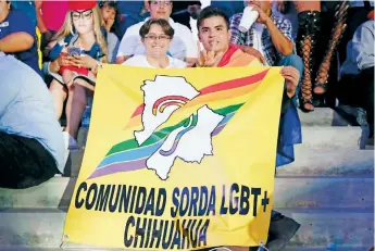  ??  ?? Ante el poco apoyo del gobierno, Gerardo busca abrirse paso, invitar a más personas a la Comunidad Sorda LGBT+ para hacer algo por ella y por las personas con discapacid­ad.