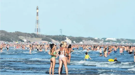  ?? FOTOS: EMMANUEL BRIANE-LA NUEVA. ?? DURANTE LA mayoría de los días de esta quincena se dieron temperatur­as que rondaron los 30ºC, ideales para disfrutar la playa hasta el anochecer.