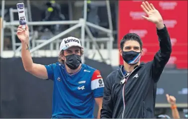  ??  ?? Fernando Alonso y Esteban Ocon saludan al llegar al circuito de Paul Ricard durante el GP de Francia.