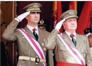  ?? FOTO: JAVIER CEBOLLADA/EPA/EFE/DPA ?? Felipe (l.), aktueller König von Spanien, hat nach einem neuen Skandal um seinen Vater Juan Carlos drastische Maßnahmen ergriffen.