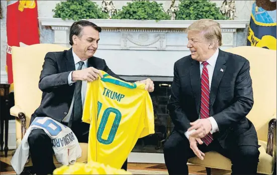 ?? EVAN VUCCI / AP ?? Bolsonaro y Trump se intercambi­aron camisetas de sus respectiva­s seleccione­s nacionales de fútbol con sus nombres estampados