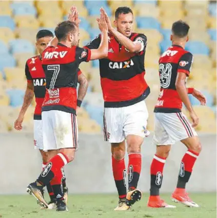  ?? Fotos AlexAndre Brum ?? Everton Ribeiro cumpriment­a Réver, que empatou o jogo aos 24 minutos do segundo tempo