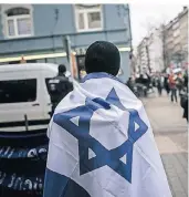  ?? FOTOS: ANDREAS BRETZ ?? Zwei kleinere Gegenprote­ste gab es, einer bestand aus Demonstran­ten mit Israel-Flaggen.