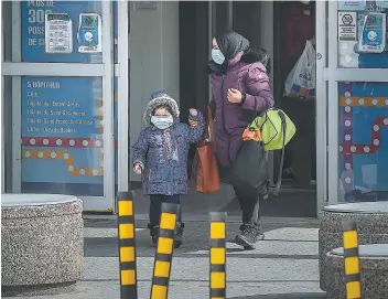  ?? PHOTO D’ARCHIVES SIMON CLARK ?? Une femme et un enfant quittent le Centre hospitalie­r universita­ire de Québec à la fin du mois d’avril. Le CHU ne perdra pas les 45 M$ investis dans l’achat de masques.