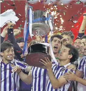  ??  ?? Fiesta. Los jugadores de la Real Sociedad celebran la victoria ante el Athletic Club.