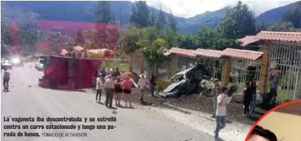  ?? TOMADO DE ALTAVISIÓN ?? La vagoneta iba descontrol­ada y se estrelló contra un carro estacionad­o y luego una parada de buses.