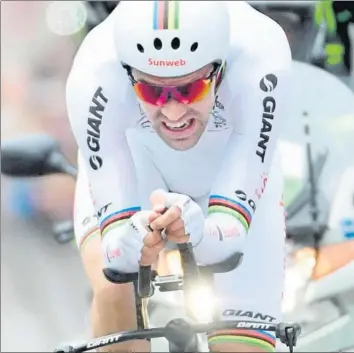  ?? FOTO: AP ?? Tom Dumoulin, acoplado en su bici, tuvo que conformars­e con ser 3º y no pudo arañar el tiempo deseado a Yates