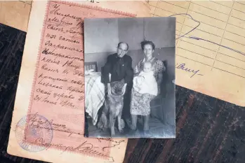  ?? EMILE DUCKE/THE NEW YORK TIMES ?? Yevgeniya Shasheva displays a photograph of herself as a child with her parents in Nizhny Odes, northern Russia. Shasheva speaks with her father’s Muscovite accent despite never having lived in the Russian capital.