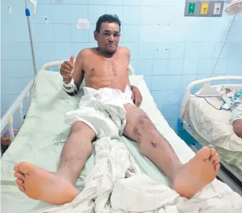  ?? FOTO: LUCÍA ZEPEDA ?? El noble trabajador se recupera en el Hospital Escuela Universita­rio, afortunada­mente no sufrió fracturas que comprometi­eran órganos vitales. Afirmó que está agradecido con el Creador.