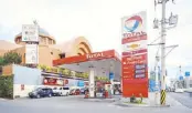  ??  ?? Gas up: Total offers P3 off per liter of gas and P1 for diesel today.
