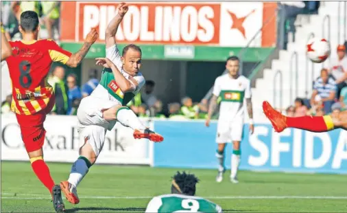  ??  ?? LETAL. Nino cazó un zapatazo y mandó a la escuadra el balón para marcar el 1-0 tras una asistencia­d e Sory Kaba.