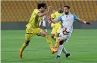  ?? Photo by Juidin Bernarrd ?? Al Wasl’ s Abdulla Ali (left) vies for the ball against Baniyas’ Pedro Conde during their AGL match. —