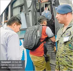  ?? ÁLEX LIMA / EXPRESO ?? Guayaquil. Un bus del Ejército recoge a ciudadanos para trasladarl­os.