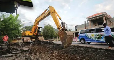  ?? GALIH COKROBUWON­O/JAWA POS ?? DIKEBUT: Perbaikan aspal jalan Pantura yang rusak di wilayah Kendit, Situbondo yang terus dikebut menjelang puasa.