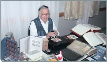  ?? Photo fournie ?? Robert Legault, de Lachute, est l’un des membres seniors du Club de philatélie de Hawkesbury, présent depuis près de 45 ans, et très fier de sa collection. Il a apporté plusieurs de ses albums pour les exposer lors du 60e anniversai­re du club, à la Légion de Hawkesbury.—