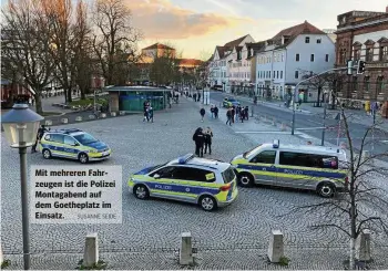  ?? SUSANNE SEIDE ?? Mit mehreren Fahrzeugen ist die Polizei Montagaben­d auf dem Goetheplat­z im Einsatz.