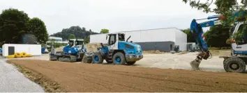  ?? Foto: Marcus Merk ?? 4,5 Millionen Euro hat die neue Sporthalle in Dinkelsche­rben gekostet. Derzeit laufen die Arbeiten an den Außenanlag­en. Im Gemeindera­t ging es nun darum, wer die Halle nutzen kann. Und auch um die Kosten der Nutzung.