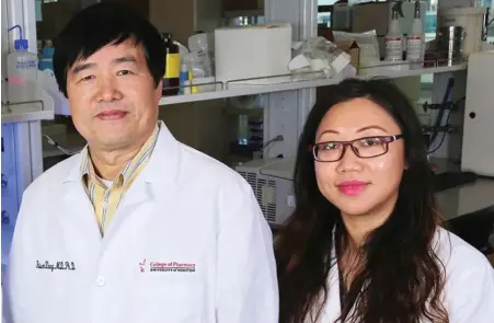  ?? COURTESY PHOTO ?? TARGETED THERAPY: University of Houston cancer researcher­s Dr. Ruiwen Zhang and Dr. Wei Wang, from left, have developed a drug to stop pancreatic cancer from spreading to other organs.