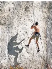  ?? FOTO: FRANK RUMPENHORS­T/DPA ?? Die meterhohen Felsen in Pottenstei­n sind beliebt bei den Kletterspo­rtlern.