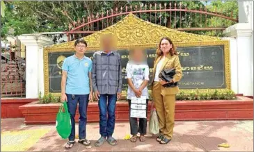  ?? BAKC ?? Lawyers pose for a photo with their clients in front of the Banteay Meanchey provincial court.