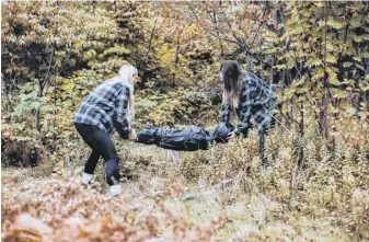  ?? KIT SORA ?? Best friends Liz Howell and Elyse Sparkes celebrate the spooky season with a spine-tingling photoshoot every year.