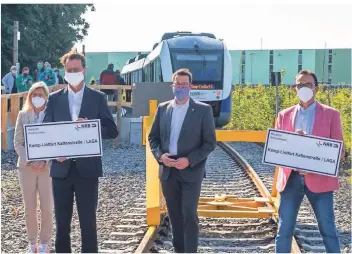  ?? FOTO: ARNULF STOFFEL ?? Verkehrsmi­nister Hendrik Wüst und Bürgermeis­ter Christoph Landscheid­t (rechts) präsentier­en die Bahn-Schilder. Mit auf dem Foto: Gabriele Matz (VRR) und der Landtagsab­geordnete René Schneider.