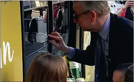  ?? ?? RECYCLING: UK Minister Michael Gove tries a DRS reverse vending machine