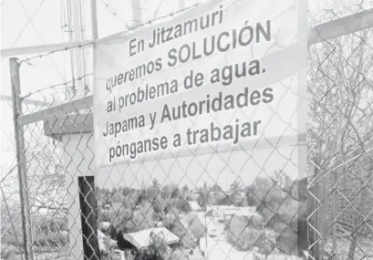  ?? FOTO: EL DEBATE ?? > Con carteles, los habitantes del Jitzamuri piden solución al tema del agua potable.