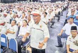  ?? — Gambar Bernama ?? BERSEMANGA­T: Veteran tentera Shorkawi Mat Doa dengan penuh semangat bersorak ketika mendengar ucapan Najib pada Perhimpuna­n Veteran ATM 2017 di Pusat Pameran dan Konvensyen Antarabang­sa Mines (MIECC) di Kuala Lumpur, semalam.