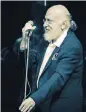  ?? ?? Ο Διονύσης Σαββόπουλο­ς, οικοδεσπότ­ης µιας συναυλίας για τα 50 χρόνια Μεταπολίτε­υσης.