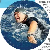  ??  ?? Istantanee Dall’alto, Matteo Salvini il 3 luglio nella piscina di una villa confiscata alla mafia nel Senese. Beppe Grillo nel 2012 a nuoto nello Stretto di Messina (Ansa, Reuters)