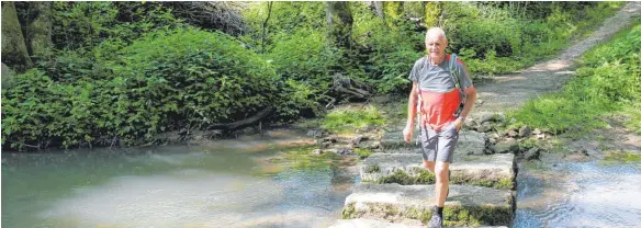  ?? FOTO: SZ EHINGEN ?? Spannend findet Manfred Weber die Extrarunde auf dem Wassererle­bnispfad.