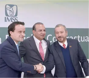  ??  ?? Con el secretario del Trabajo y Previsión Social, Alfonso Navarrete Prida, como testigo, el director general del IMSS, Mikel Arriola Peñalosa, y el líder de los trabajador­es del instituto, Manuel Vallejo, firmaron la revisión del contrato colectivo de...