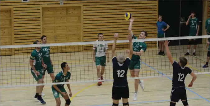  ?? FOTO: TOM ARILD STØLE ?? Berner Meling smasher inn et av mange poeng for FLIK, som vant en komfortabe­l 3-0-seier mot Kristiansa­nd Sandvolley­ballklubb 2 i Alcoahalle­n tirsdag.