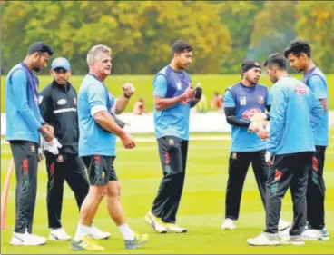  ?? BCB PHOTO ?? There were 17 members of the touring Bangladesh side outside the mosque in Christchur­ch on Friday.