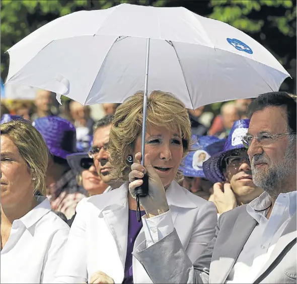  ??  ?? La relació entre Esperanza Aguirre i Mariano Rajoy sempre ha estat inestable, amb ruixats imprevisib­les