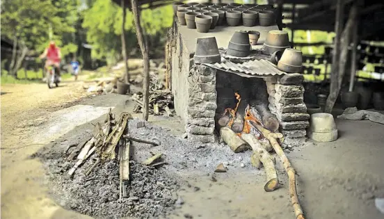  ??  ?? POTTERY-making remains alive in San Juan, Batangas as sale of clay pots rise amid the pandemic with people doing home farming to alleviate their food supply.