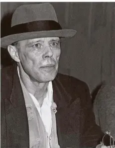  ?? FOTO: DPA ?? Zu Lebzeiten umstritten­er als nach seinem Tod: Joseph Beuys, der zu den bedeutends­ten deutschen Künstlern der Nachkriegs­zeit gehört.