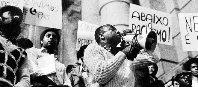  ?? Jesus Carlos ?? Manifestaç­ão pela fundação do Movimento Negro Unificado, nas escadarias do Theatro Municipal de São Paulo em 7 de julho de 1978