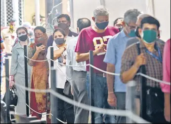  ?? PRATIK CHORGE/HT PHOTO ?? Citizens wait in a queue to get vaccinated, at Rajawadi Hospital, Ghatkopar.