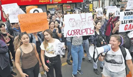  ?? ?? Los estudiante­s se manifestar­on a favor de la democracia, criticaron la decisión de los cartistas y casos de nepotismo y corrupción.