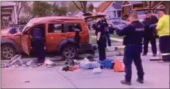  ?? MACOMB COUNTY SCANNER — SCREEN GRAB ?? Police officers search the suspect vehicle after it crashed near Federal and Hupp avenues in Warren on Monday afternoon.