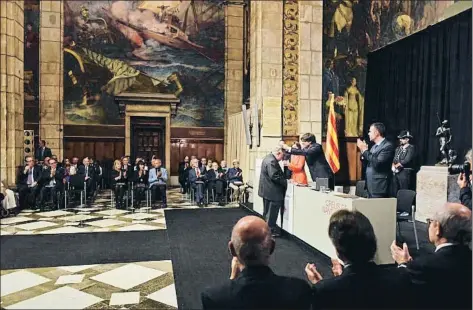  ?? ÀLEX GARCIA ?? Ceremonia de entrega de las Creus de Sant Jordi, el 26 de abril del 2017, con Carles Puigdemont y Santi Vila