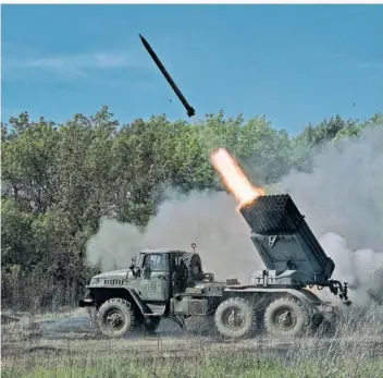  ?? FOTO: LIBKOS/AP ?? Die Abwehrfähi­gkeiten – hier feuert ein Grad-Mehrfachra­ketenwerfe­rsystem eine Rakete auf russische Stellungen an der Frontlinie nahe Bachmut ab – der ukrainisch­en Armee haben sich weiter verbessert. Das hat auch Auswirkung­en auf die Kampfes-Moral der Truppe.