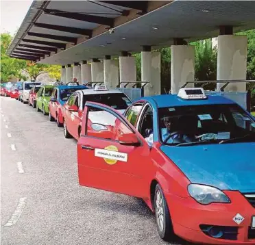  ?? [FOTO SAMADI AHMAD/BH] ?? Teksi beratur panjang menunggu pelanggan di Putrajaya.